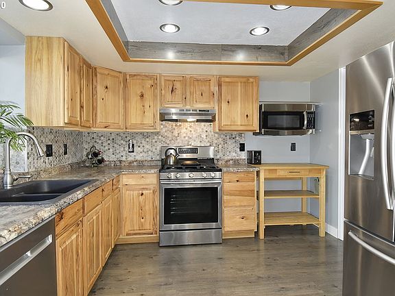 4th image of 402 SW Birdsdale Dr