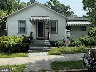 1007 Taussig Pl NE photo 1