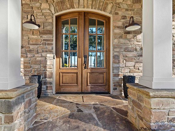 5th image of 121 Island View Ln