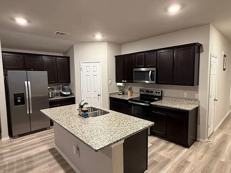 146 Ellenora Dr — Photo 3