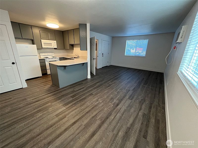 5th image of 806 E White Birch Avenue