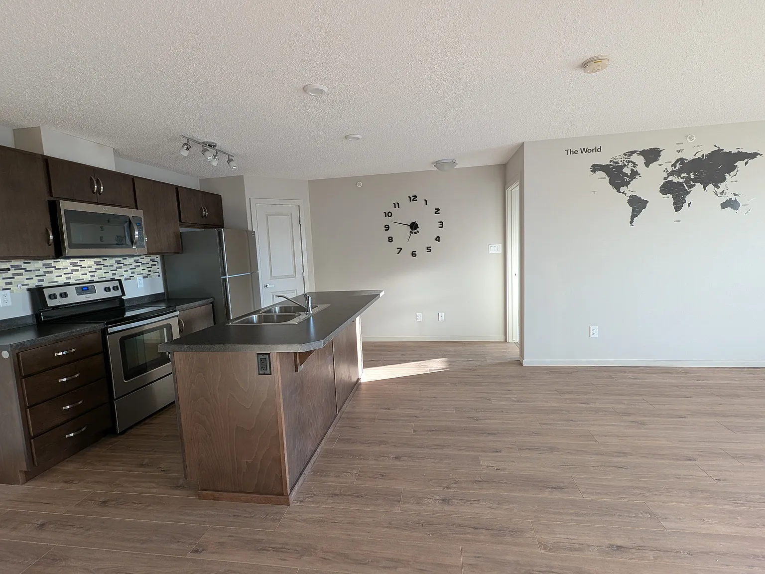 2 bed, 890 sqft, $1,695 — Photo 2