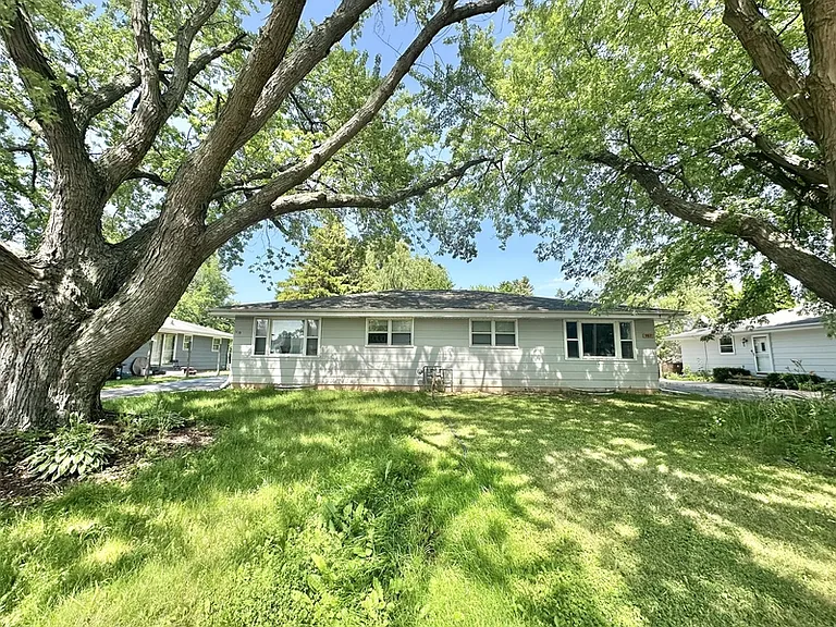 917-919 Meadowview Dr — Photo 14
