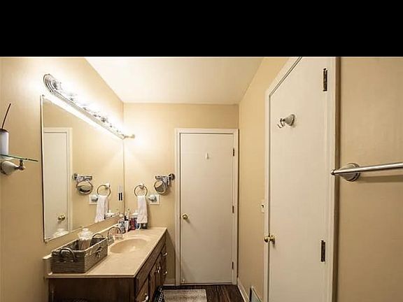 4th image of 3961 Weddell St