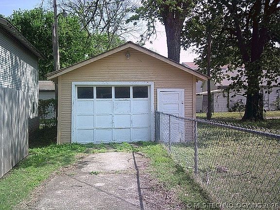 2nd image of 610 W Canadian Ave