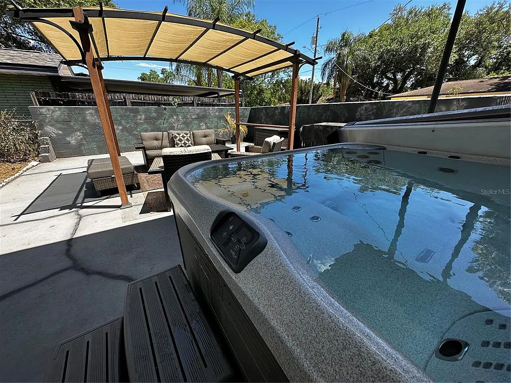 3 bed, 3.0 bath, 1400 sqft, $4,500 — Photo 2