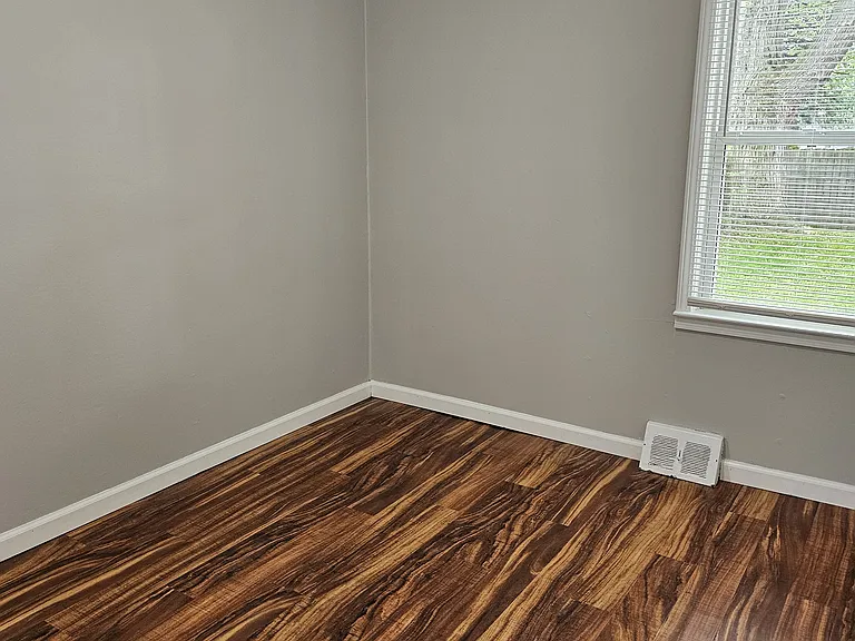 528 E Dallas Ave — Photo 16