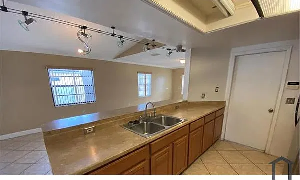 3 bed, 1353 sqft, $2,100 — Photo 4