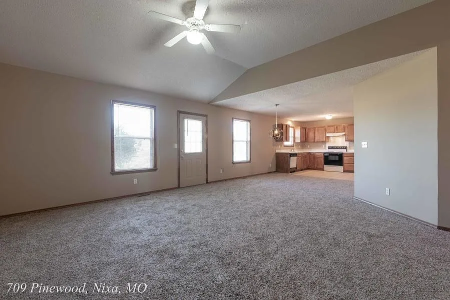 Great 3 BR 2 BA home close to Matthews Elementary and Nixa High School — Photo 2