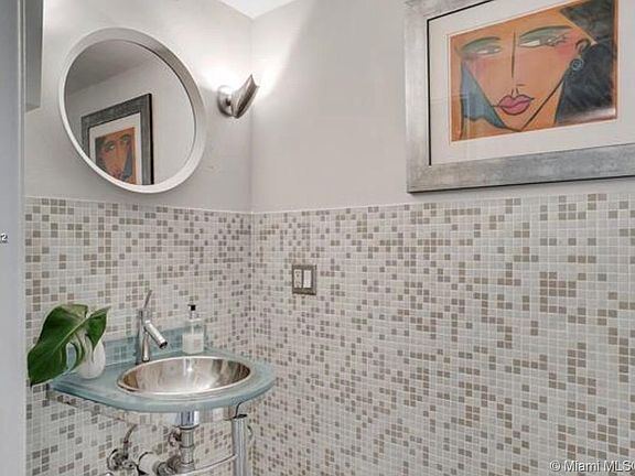 4th image of 1717 N Bayshore Dr APT 3838