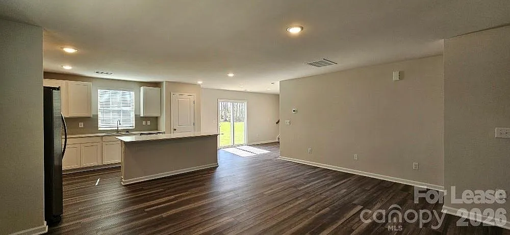 3 bed, 2.5 bath, 1951 sqft, $2,200 — Photo 4