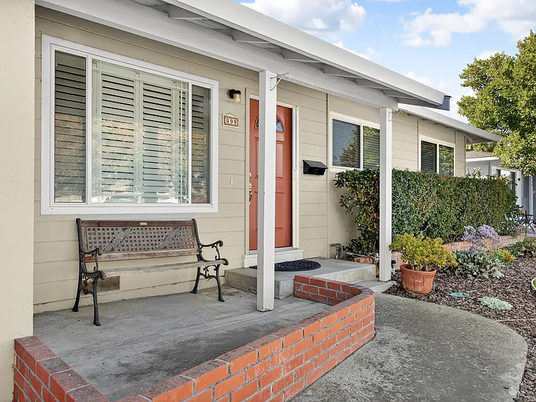 899 Ebbets Dr — Photo 2