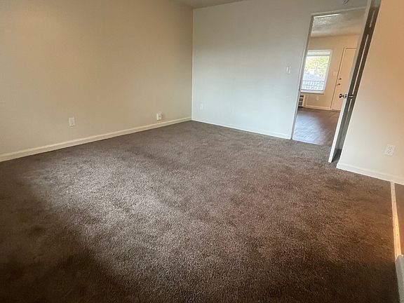 4th image of 5412 Holiday Dr #6