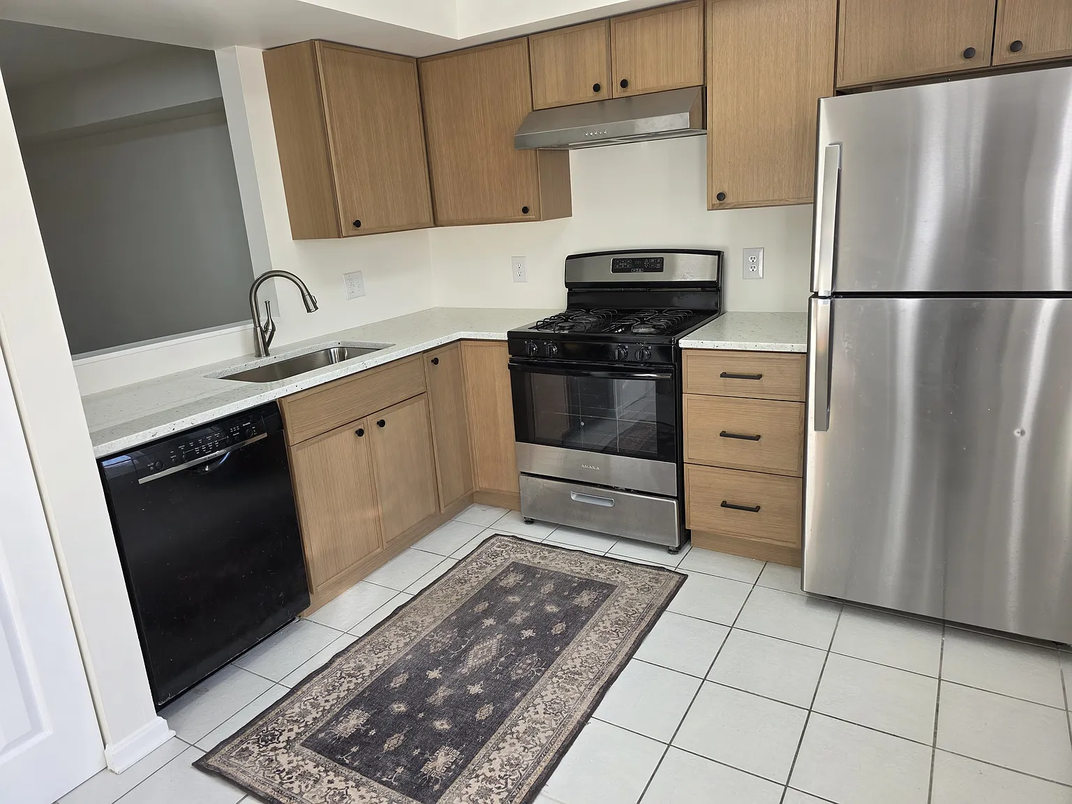 3 bed, 1.5 bath, 1057 sqft, $3,600 — Photo 2