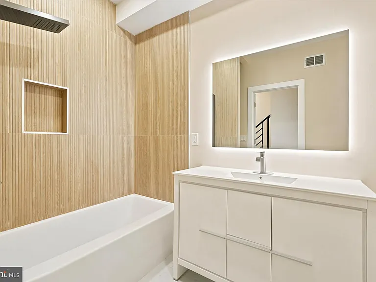 2440 E Harold St — Photo 6