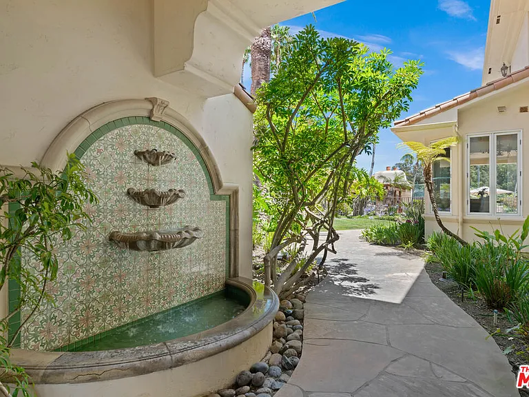 7160 Dume Dr — Photo 24