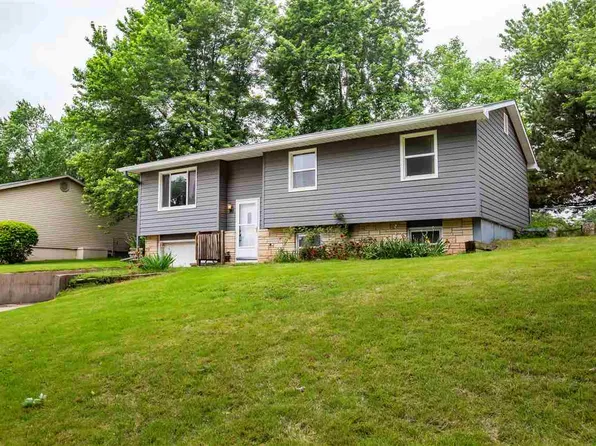 1409 Lilac Ln, Wamego, KS 66547