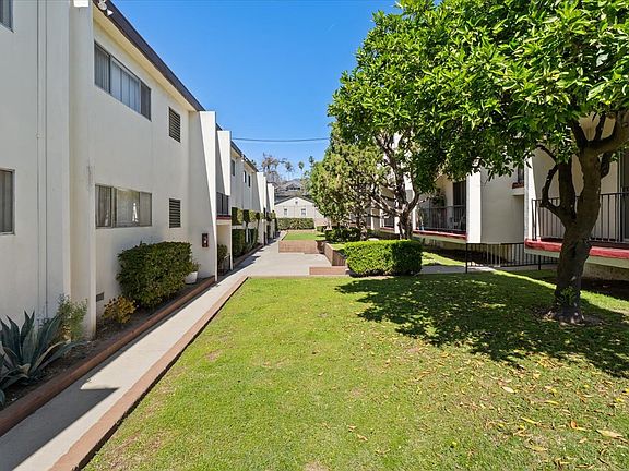 3rd image of 820 N Raymond Ave APT 2