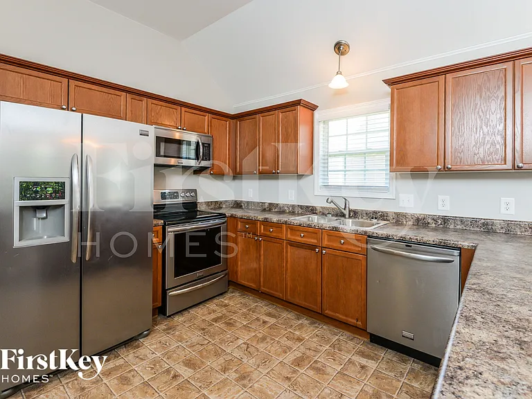 2218 Village Ln — Photo 6