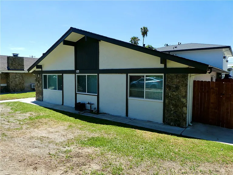 966 W Pine St — Photo 3