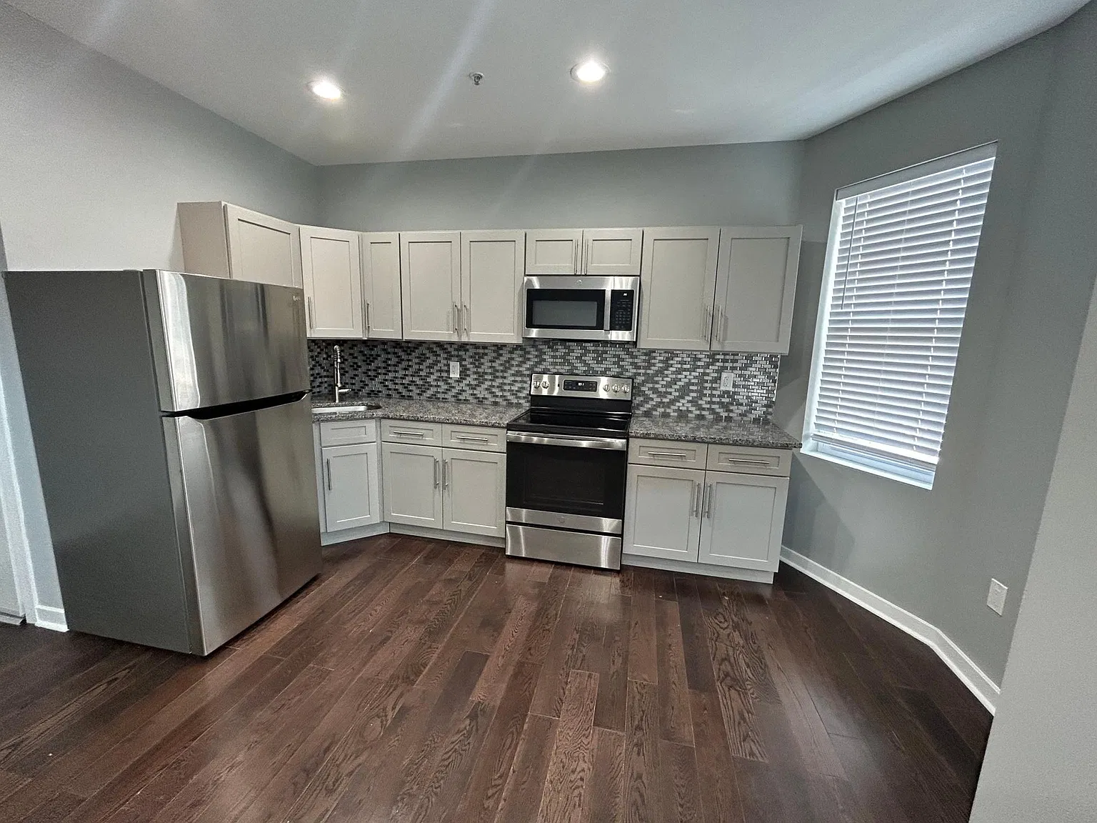 2 bed, $1,300 — Photo 1