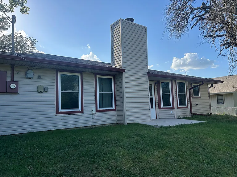 216 Spur Dr — Photo 2