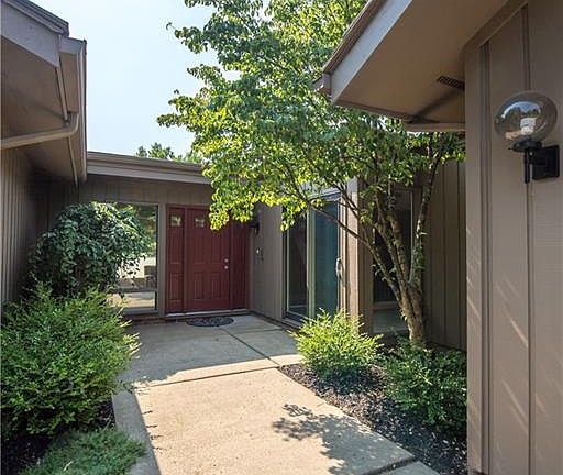 3rd image of 475-10 Hill Dr