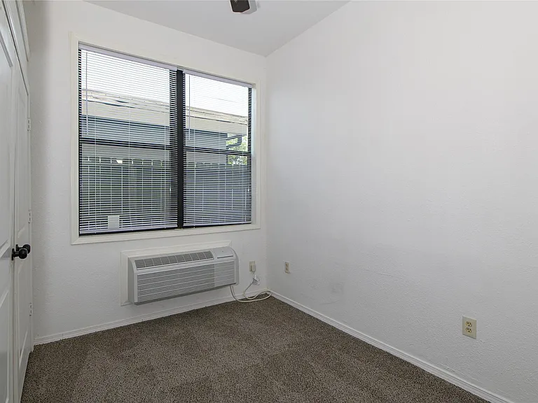4705 Lyons Ave #7 — Photo 4
