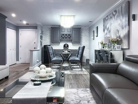 3rd image of 250 W Parliament Pl APT 418