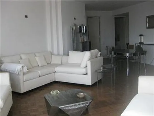 Sold by Macklowe Investment Properties | media 5