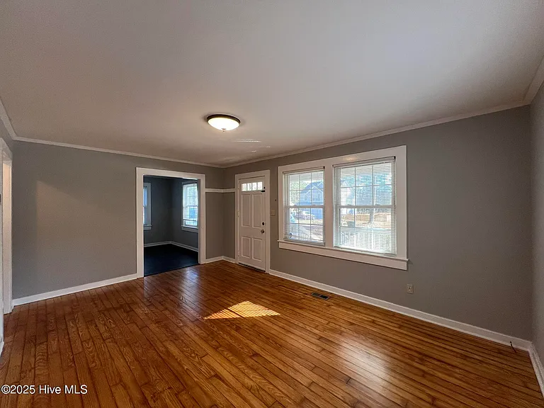 402 Sanborn St — Photo 7
