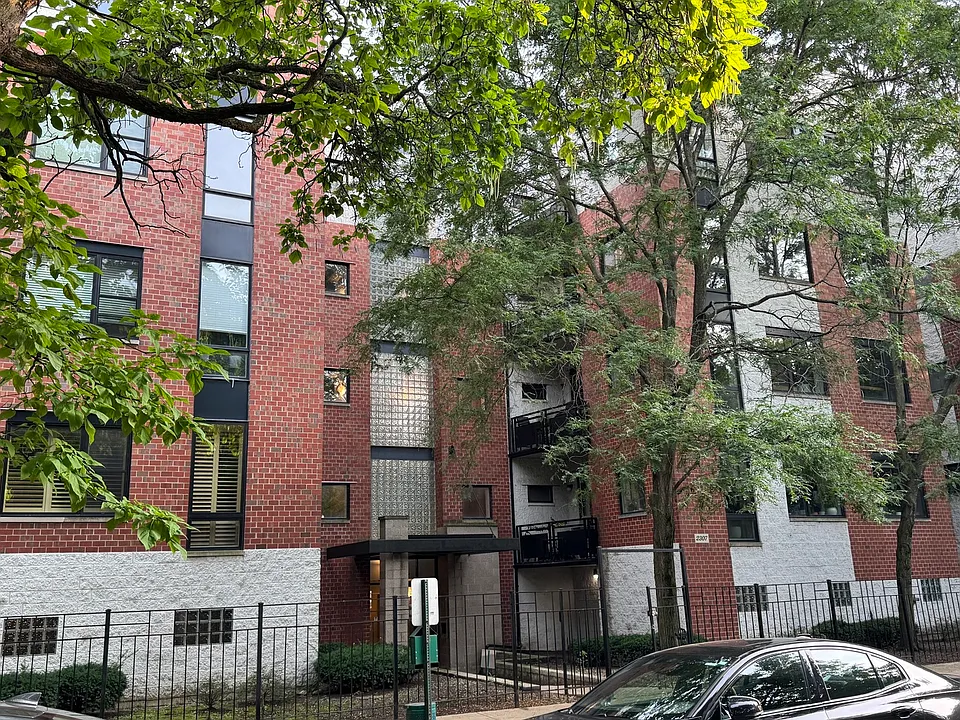 2307 W Wolfram St #214