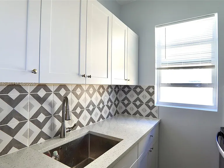 1142 SW 4th St #17 — Photo 14