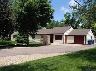 1404 S Sycamore Ave, Sioux Falls, SD 57110