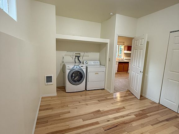 2nd image of 11415A NE Juanita Dr #11425