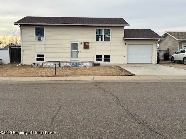 1675 4th Ave E, Dickinson, ND 58601
