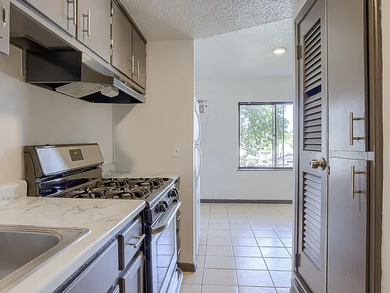 4513 Lafayette Ave #4 — Photo 1