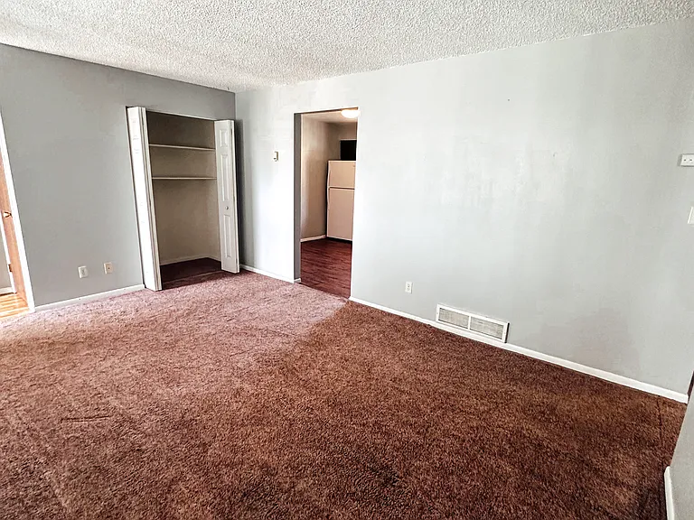1627 W Maple St — Photo 10