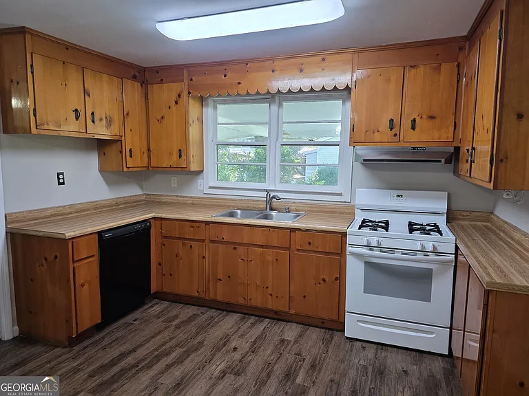 404 E Moore St — Photo 7