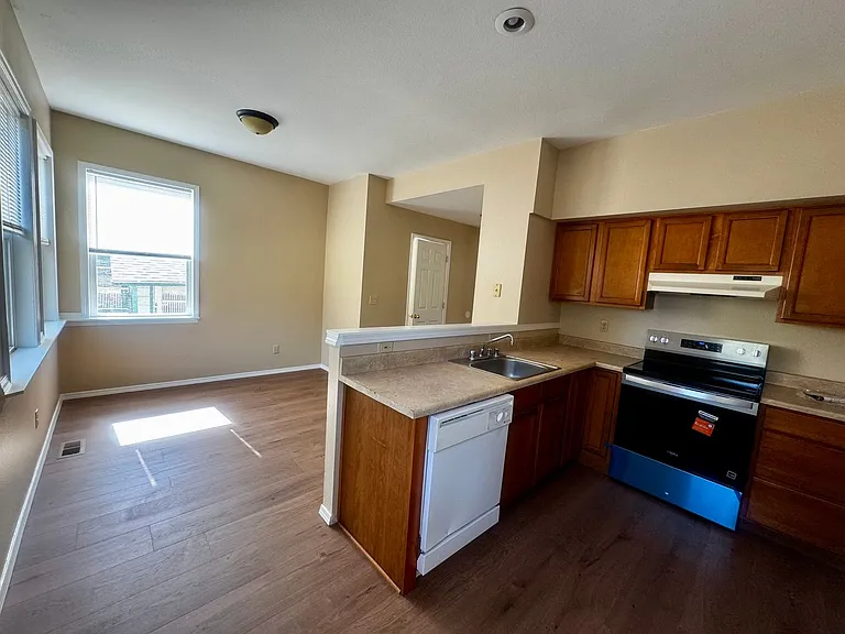 2429 E Monument St — Photo 9