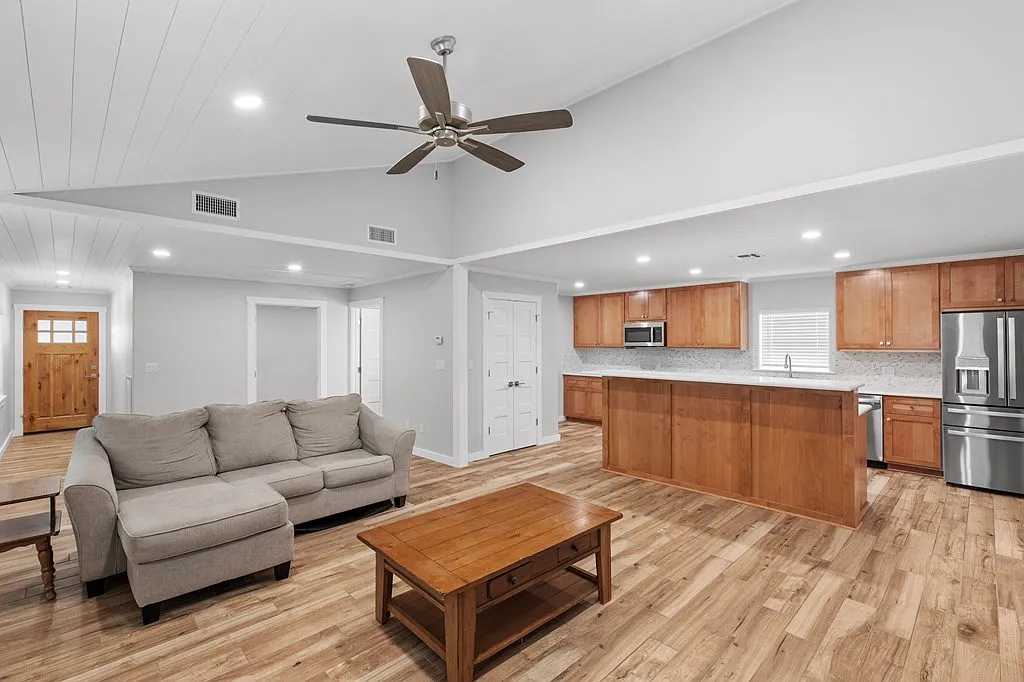 2 bed, 2.5 bath, 1400 sqft, $2,300 — Photo 3