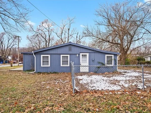 126 S Village St, Tonganoxie, KS 66086