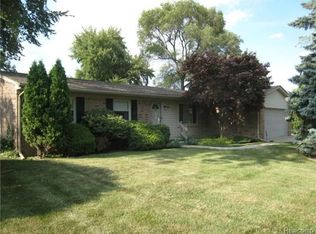 10384 Stinson Cir, Grosse Ile, MI 48138