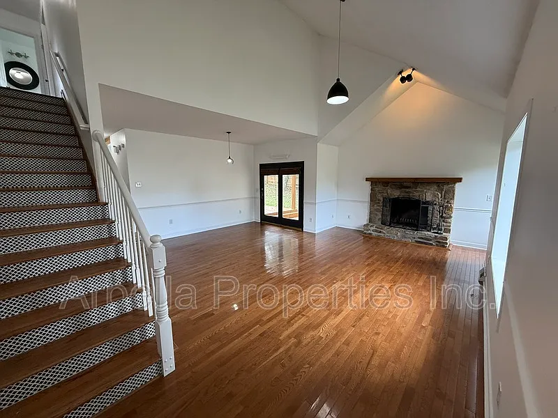 3 bed, 3.0 bath, 1516 sqft, $2,100 — Photo 3