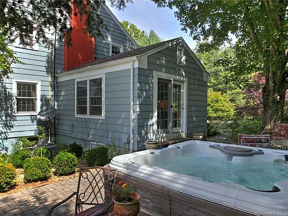 Beauiful side patio and Jacuzzi