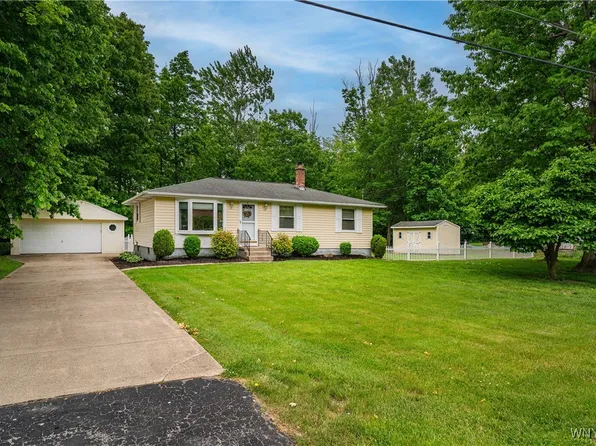 6099 Dover Rd, Lake View, NY 14085