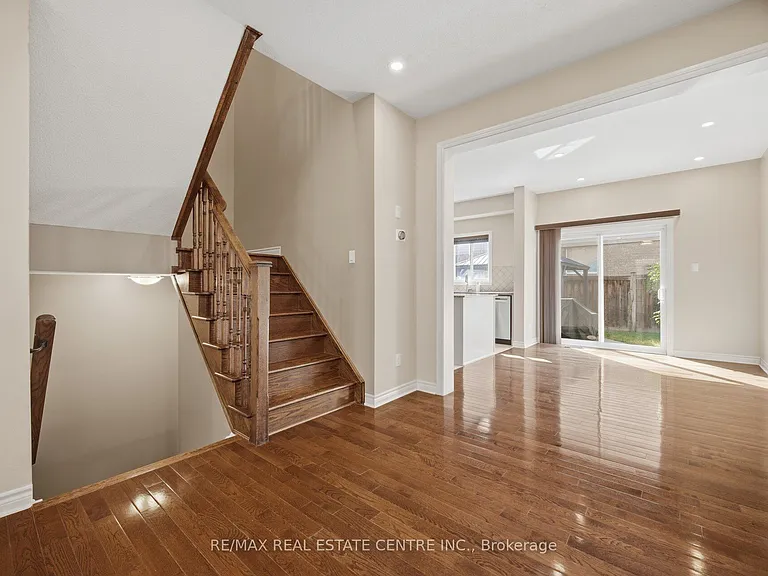 366 Hobbs Cres — Photo 39