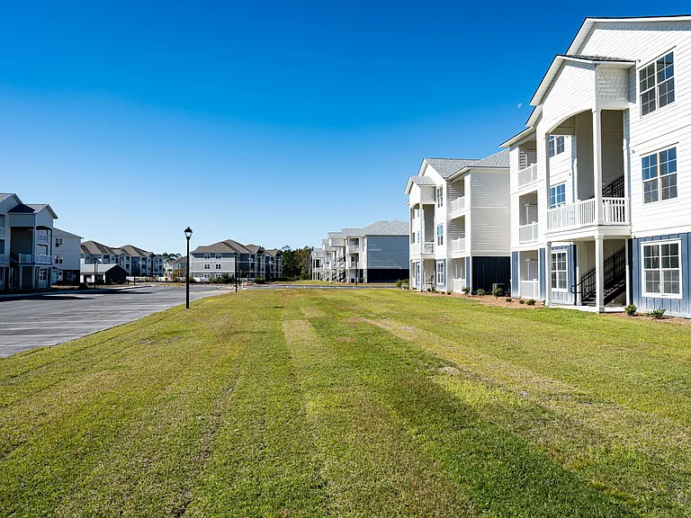 The Premiere at Brunswick Apartment Homes — Photo 17
