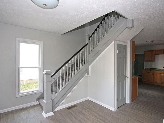 2nd image of 1006 W Chestnut St