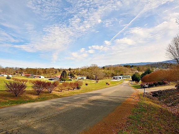 2nd image of 18 Shale Rd #18